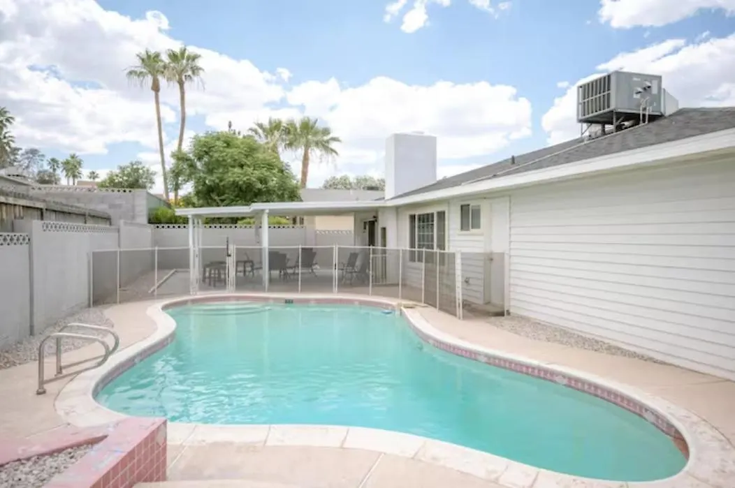 Pool 4 Bedroom 2 Bath Close To Strip Las Vegas Holiday home